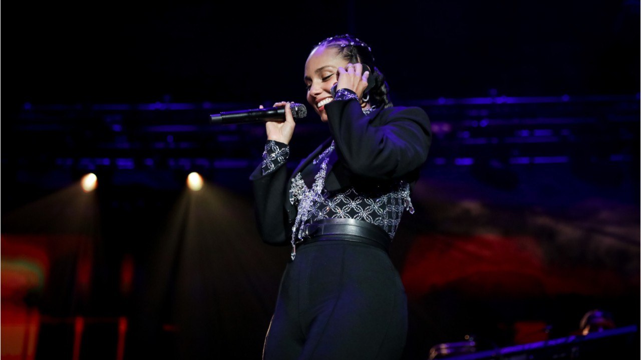 Voici : Alicia Keys : en plein concert, la chanteuse invite Aya Nakamura sur scène, les internautes sont conquis !