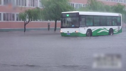 北 신의주, 게릴라성 폭우로 침수..."홍수 특급경보" / YTN