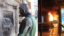 Roma heykelini önce tekmeledi, sonra bezin döküp yaktı