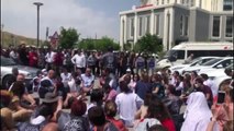 Son Dakika | Ankara'da Doktorlar, Sağlık Bakanlığı Önüne Siyah Çelenk Bırakmak İstedi; Polis Çelenge El Koydu