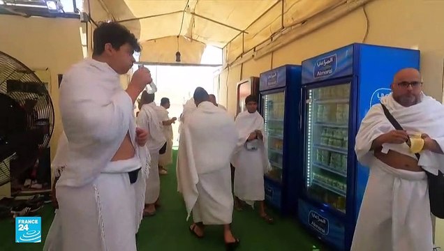 الحجاج يتوافدون على عرفات لأداء ركن الحج الأعظم