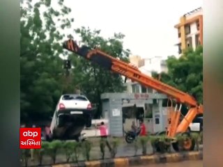 અમદાવાદઃ નિકોલમાં પાણી ભરેલા રોડ પર ફસાઇ ગઈ કાર, ક્રેનથી કાઢવી પડી બહાર