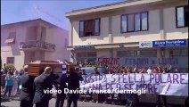 Cori e striscioni per l'addio allo storico tifoso della Fiorentina