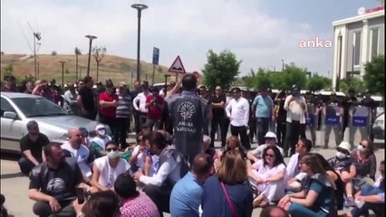 Ankara’da doktorlar, Sağlık Bakanlığı önüne siyah çelenk bırakmak istedi; polis çelenge el koydu