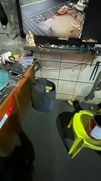 Dono de oficina utiliza geladeira como passagem secreta para fugir de policiais em SP