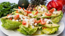 Receta de ensalada de cogollos con chimichurri de piña y queso