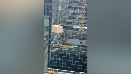 Kanada'daki bir inşaatta yaşanan kaza, yürekleri ağza getirdi
