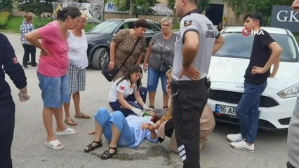 Otomobilin çarptığı yaşlı kadın yaralandı: Vatandaşlar, yaralı kadının kızına telefonda moral verdiler