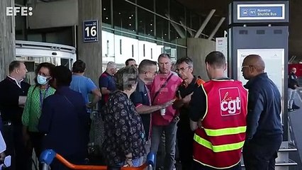 Los trabajadores de los aeropuertos de París acuerdan el fin de la huelga