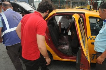 İSTANBUL HAVALİMANI'NDA İLGİNÇ OLAY; TAKSİNİN BAGAJI AÇILMADI, BAVUL TELAŞI YAŞANDI