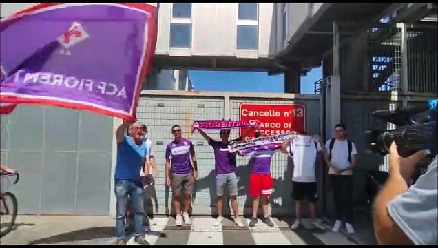 Fiorentina, ecco Jovic: i cori dei tifosi a Firenze in attesa del giocatore