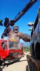 gorila y dinosaurio gigantes en Villa Tunari