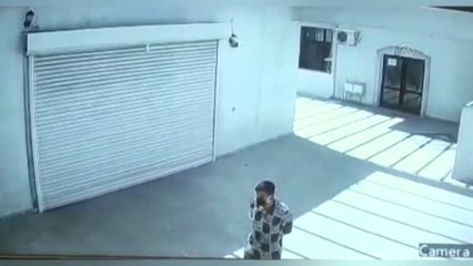 Taziye evindeki klimanın çalınma anı kameraya yansıdı