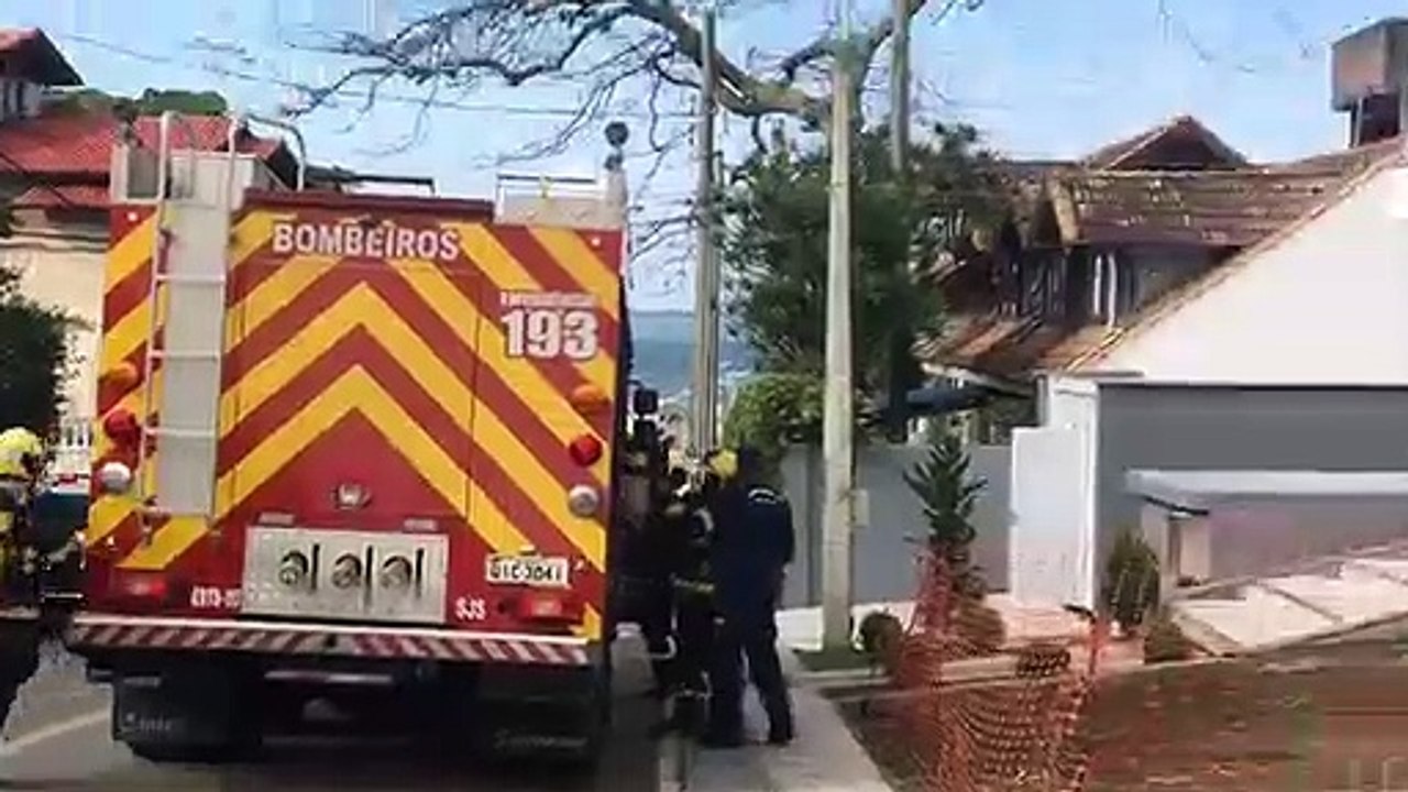 Bombeiros entram em prédio após incêndio em Flo...
