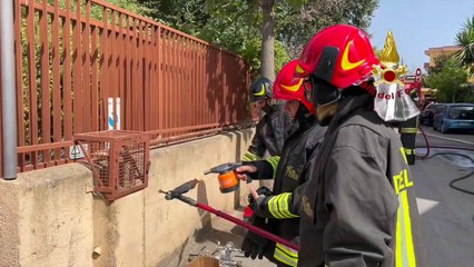 Lo svuotamento di un serbatoio di Gpl in un residence di Palermo
