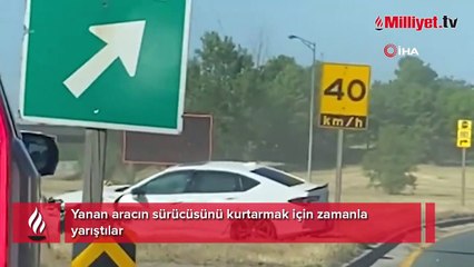 Yanan aracın sürücüsünü kurtarmak için zamanla yarıştılar