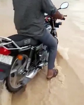 Video: नदी के तेज बहाव में बही बाइक, युवक बाल-बाल बचा