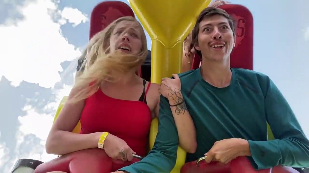 Une balançoire qui passe au-dessus d'une falaise