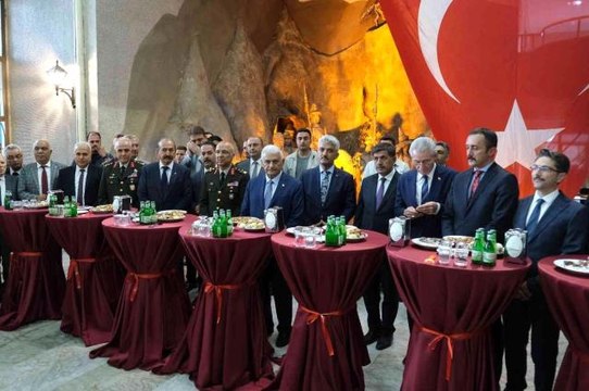 Binali Yıldırım memleketi Erzincan'da bayramlaşma programına katıldı