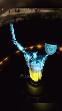 Советский герб на щите монумента Родина-мать | Радянський герб на щиті монумента Батьківщина-мати