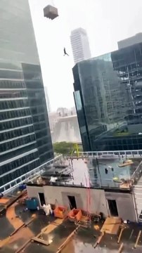 Cet ouvrier se retrouve suspendu dans les airs