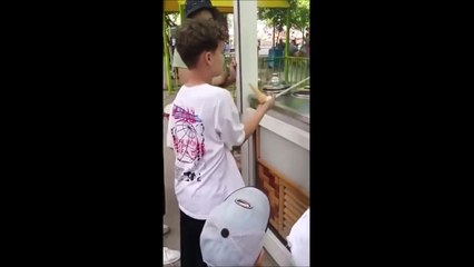 Le marchand de glace se prend la honte de sa vie... Raté