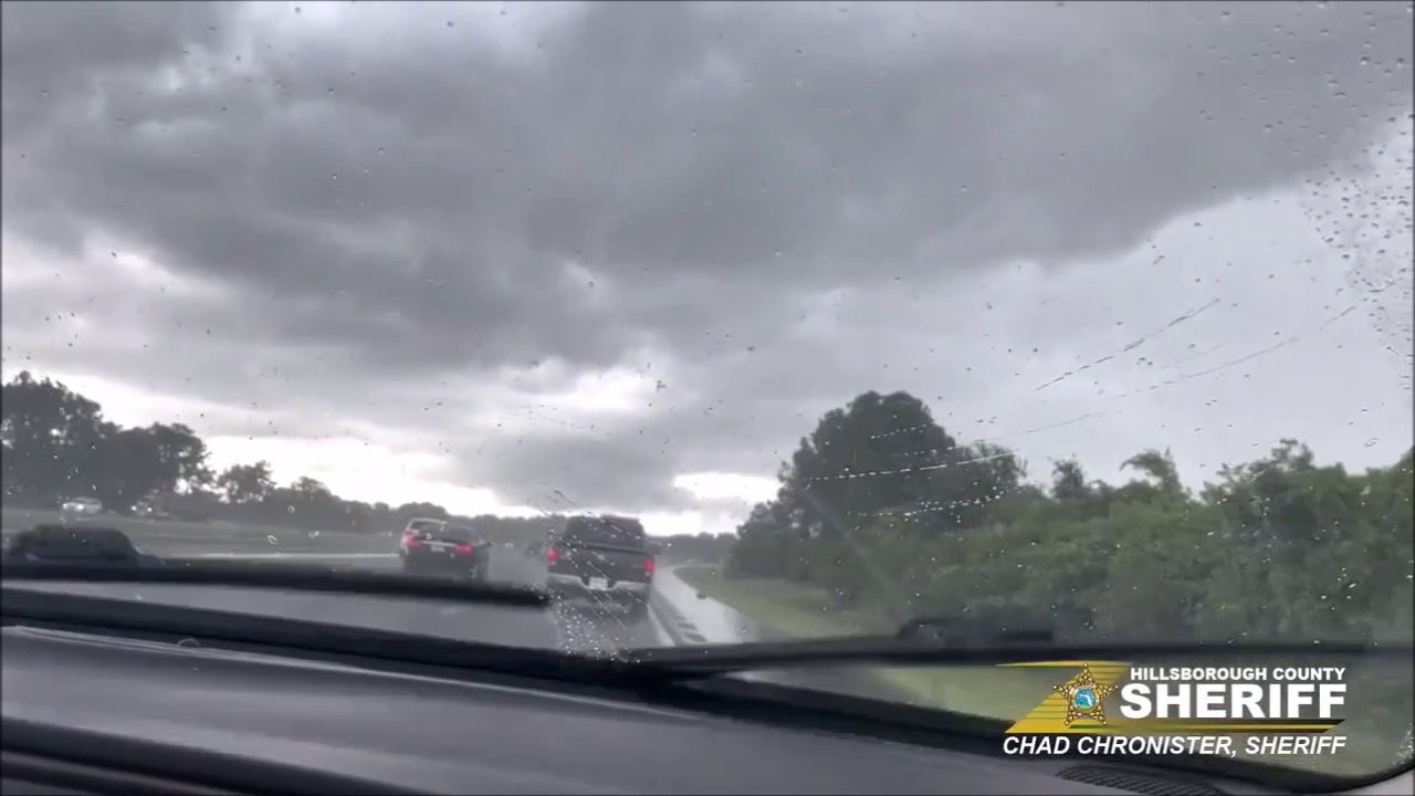 2 voitures touchées par la foudre au même moment sur l'autoroute