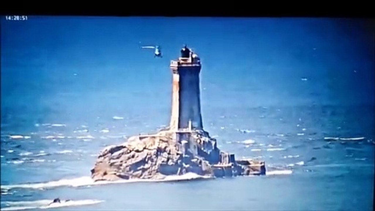 Cet hélicoptère frôle le crash en passant à la pointe du raz