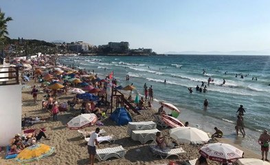 KUŞADASI'NDA ARİFE GÜNÜNDE PLAJLAR DOLDU