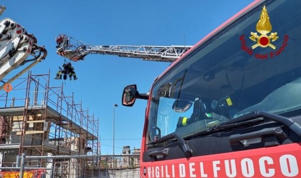 Milano, crolla solaio di un palazzo in costruzione: 4 operai feriti (08.07.22)
