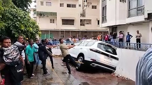 VIDEO... Ahmedabad: मकान धराशायी, दीवार टूटने के बाद कार फंसी