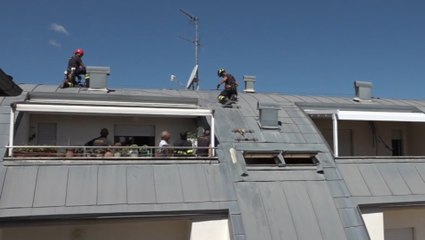 Terni - Maltempo, rimosse lamiere pericolanti dal tetto di una palazzina (08.07.22)