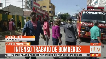 Bomberos trabaja para apagar las llamas del incendio de tienda en Cala Cala.