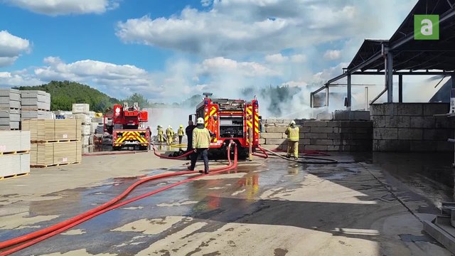 Aiseau-Presles: trois hangars du port autonome dévastés par un feu intense de déchets