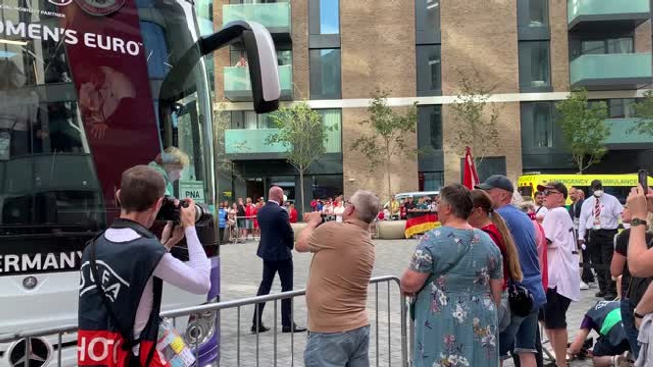 Applaus: DFB-Frauen am Brentford-Stadion empfangen