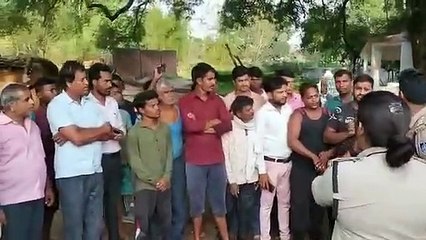 Video Story- जिले के इन दो बूथों पर दोपहर तक नहीं गिरे एक भी वोट, अधिकारियों के मनाने बाद मतदान