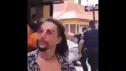 Hombre huye de policías y salta de los rieles de un metro a un edificio