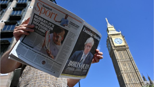 VOICI - Démission de Boris Johnson : cette blague de Hugh Grant qui devient virale au Royaume-Uni