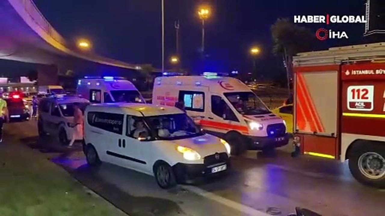 Kadıköy'de feci kaza! Yabancı plakalı araç, iki otomobile ardından İETT otobüsüne çarptı: 4 yaralı