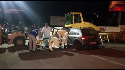 Forte colisão entre carro e trator deixa homem ferido no Centro