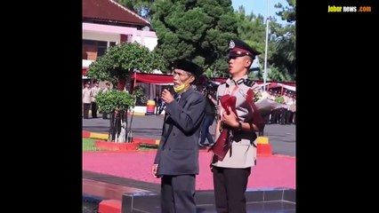 Momen haru, saat seorang Ayah yang berprofesi sebagai sopir angkot Elang - Cicadas bangga karena sang anak lulus Diktukba Polri