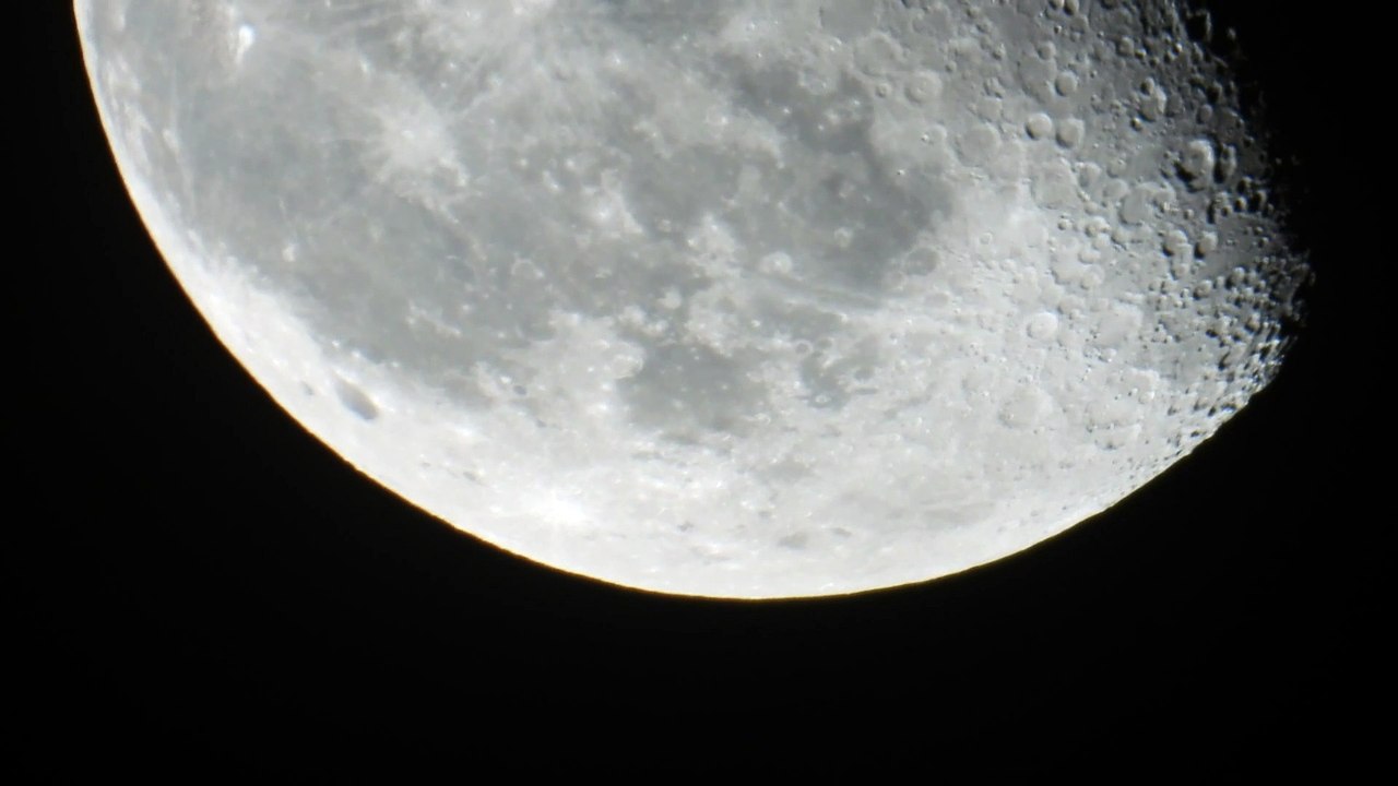 luna iluminada al 74%