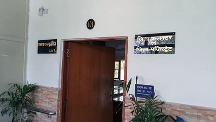 जयपुर कलक्टर ने मिलने वालों के लिए पर्ची सिस्टम हटाया, दरवाजा खोला, गाड़ी से बत्ती भी हटाई