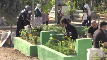 DİYARBAKIR - Kurban Bayramı dolayısıyla mezarlıklarda yoğunluk yaşanıyor