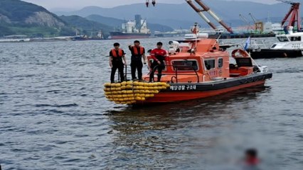 창원 수변공원 해상에 빠진 남성 2명...40대 숨지고 50대 의식 잃어 / YTN