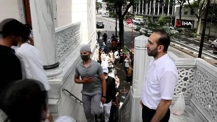 Tokyo Camisi'ne cemaat sığmadı, bayram namazı iki kez kılındı
