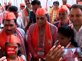 પૂર્વ મુખ્યમંત્રી રૂપાણી સાથે કાર્યકરોએ સેલ્ફી લેવા કરી પડાપડી, જુઓ વીડિયો