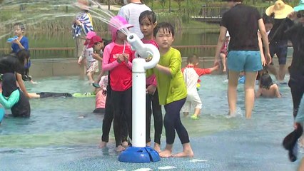 도심 속 피서 나선 시민들..."물놀이터에서 더위 피해요!" / YTN