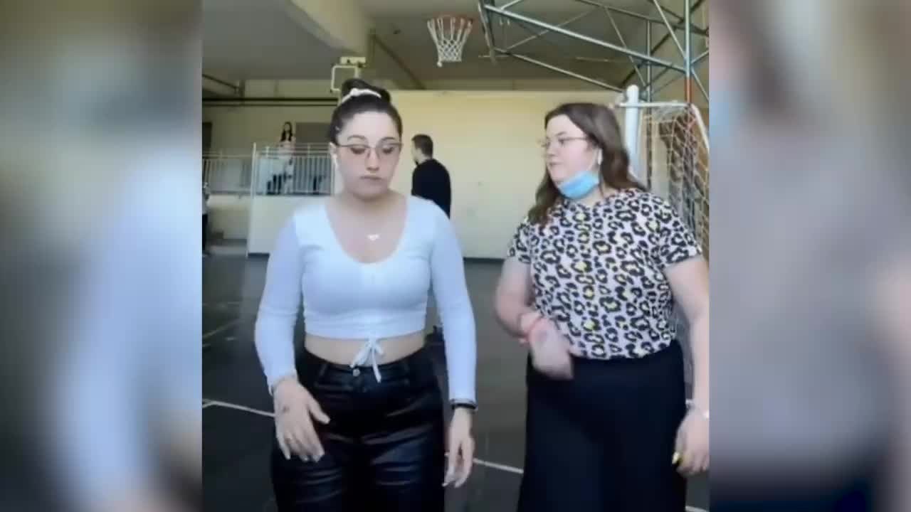 No te pongas a bailar un TikTok en mitad de una pachanga: el accidente de esta chica lleva 10M de visitas