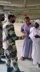 شاهد: عند جسر الجمرات.. رجل أمن يساعد حاجة أصيبت بالإعياء